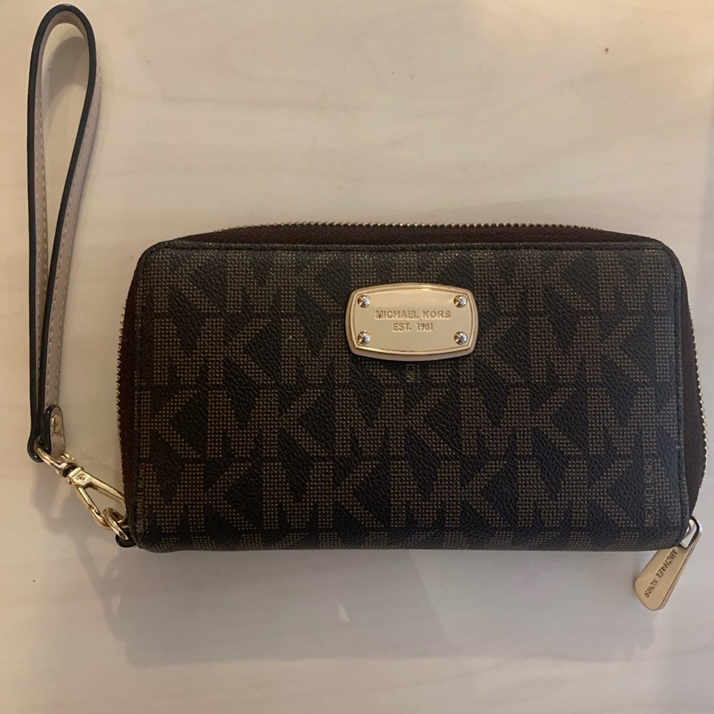 Michael kors wristlet
